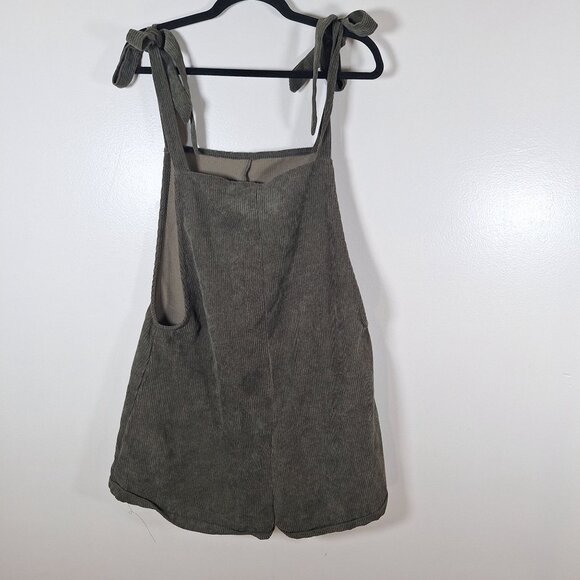 Green corduroy jumper shorts with pockets size large - Picture 2 of 4